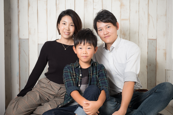 【小学生男子】自然な笑顔とカジュアルな服装の木庭さん家族の年賀状用写真撮影