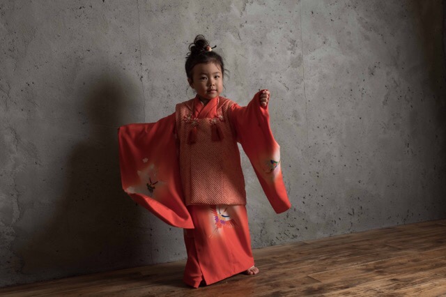 【3歳女の子】赤い被布を着せてお団子ヘアーのオオハラ家七五三の写真撮影
